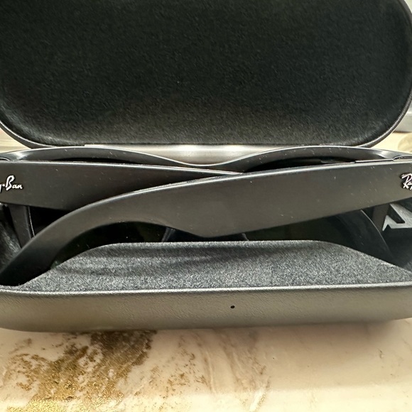 New Ray Ban Smart Sunglasses (camera) - Picture 2 of 4